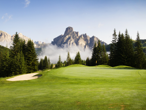 Ein Golfplatz in Österreich mit Blick auf die Alpen
