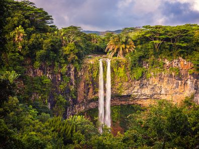 Der Chamarel Wasserfall stürzt aus 100 Meter Höhe in die Tiefe.