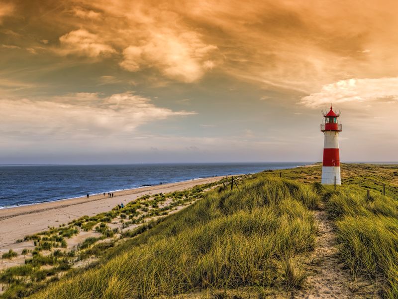 Nordsee Strand mit Leuchtturm