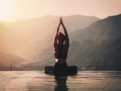 Yoga mit Blick auf die Berge