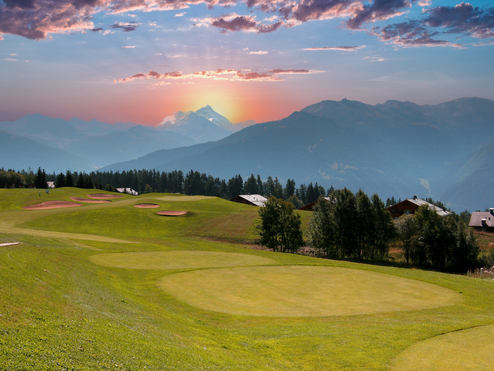 Ein Golfplatz in der Schweiz mit Blick auf die Berge