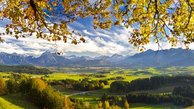 Blick auf die wunderschöne Landschaft am Rande der Alpen