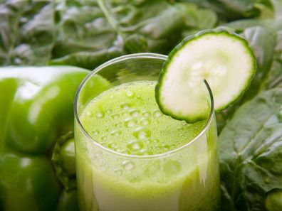Ein grünes Detoxgetränk bestehend aus Spinat, Gurke und grüner Paprika.