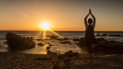 Yoga am Meer bei Sonnenuntergang