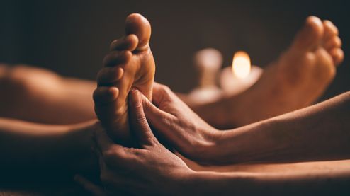 Eine entspannende Massage der Fußreflexzonen