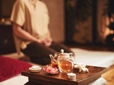 Meditation während einer Teezeremonie