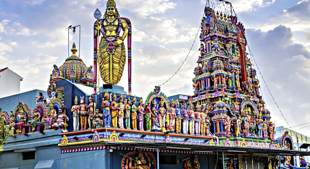 Ein indischer Tempel in Puducherry, dekoriert mit bunten Götterfiguren.