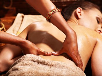 Eine massage zur Lösung der Stoffwechselschlacken in den Geweben.