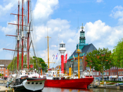 Der Hafen von Emden als Reiseziel während des Wellnessurlaubs auf dem ostfriesischen Festland