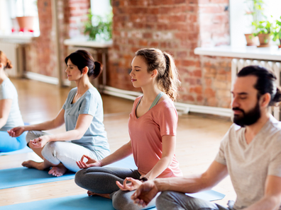 Gemeinsames Entspannen im Yoga-Kurs