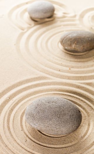 Ein Zengarten aus Steinen und Sand als Symbol für Meditation.