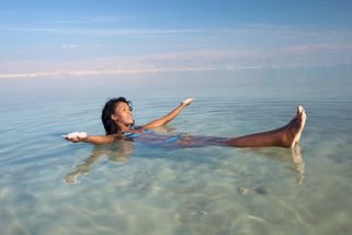 Mujer flotando en el Mar Muerto 