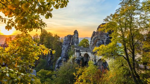 Eine alte Steinbrücke, die durch die zerklüfteten Felsen der Sächsischen Schweiz führt.