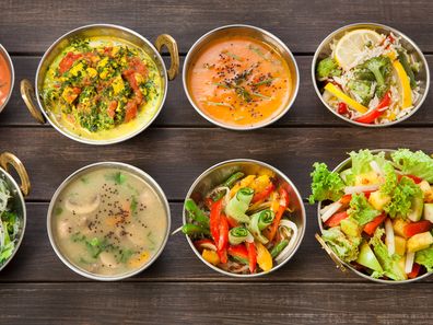 Verschiedene ayurvedische Gerichte aus frischen Zutaten