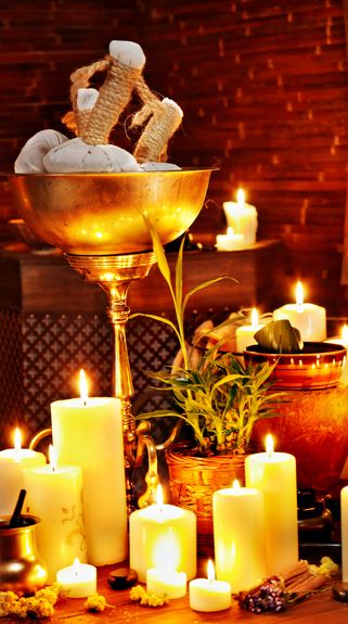 Kerzen, Kräuterstempel und andere Deko-Elemente und Utensilien