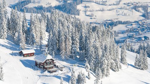 Das verschneite Skigebiet in Kitzbühel