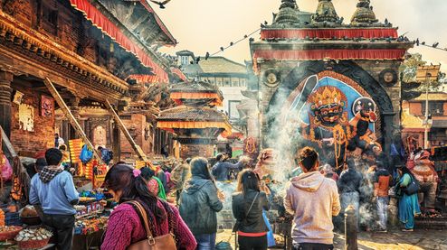 Ein farbenfroher Tempel in Kathmandu, der von vielen Menschen besucht wird.
