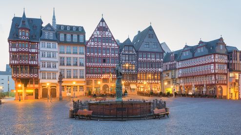 Die romantische Altstadt von Frankfurt am Main bei Abend