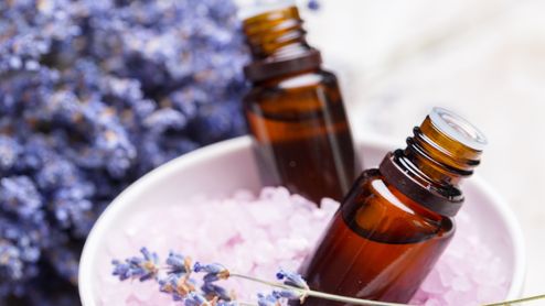 Öle und Lavendel zur Aromatherapie.