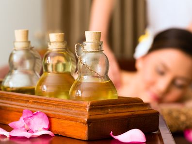 Verschiedene Öle, die bei Massagen eingesetzt werden.