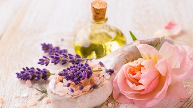 Lavelndel- und Rosenblüten, Salz und Öl für Spa-Anwendungen