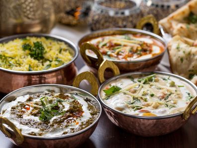 Schüsseln mit frisch zubereitetem indischem Essen