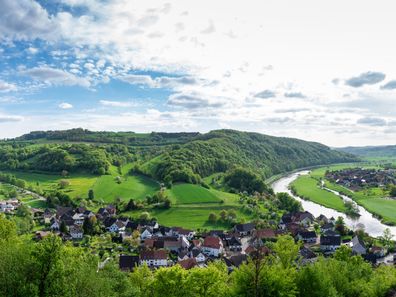 Die saftig grünen Hügellandschaften des Weserberglandes.