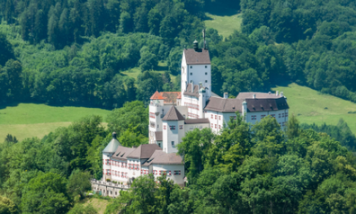 Aschau im Chiemgau mit dem Schloss Hohenaschau als Ausflugsziel vom Wellness Retreat