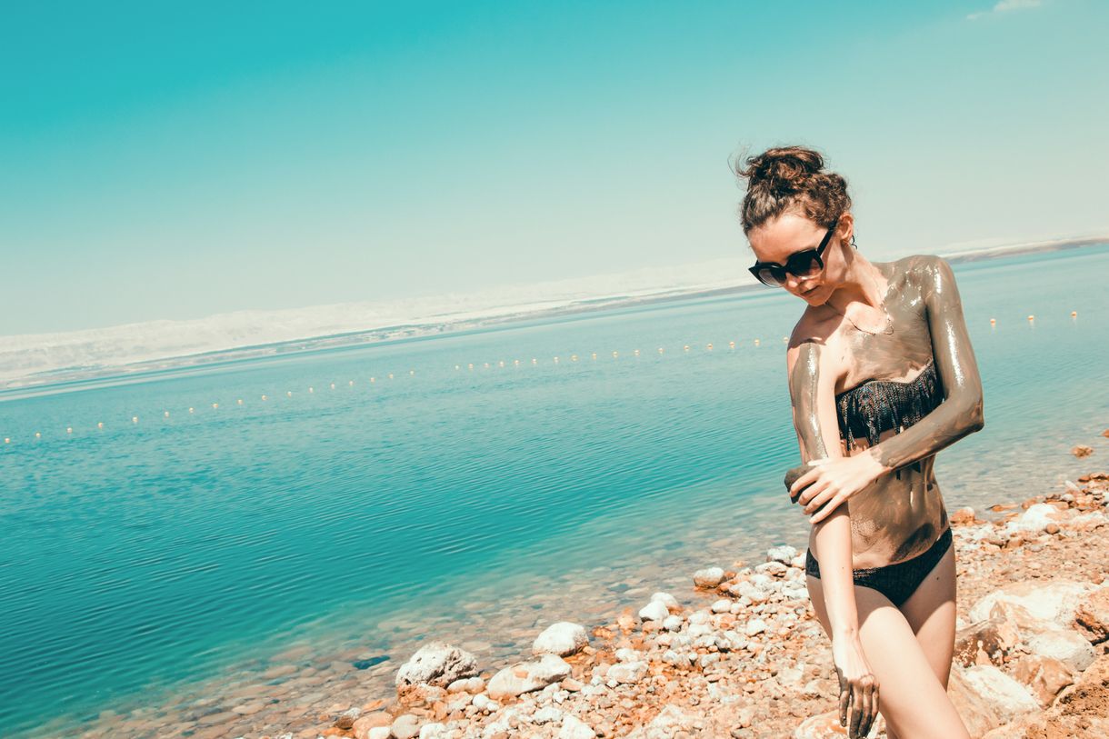 Frau am Toten Meer