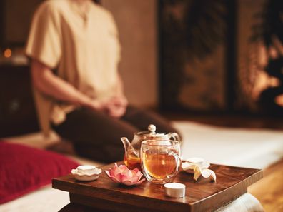 Meditation bei einer ayurvedischen Teezeremonie.