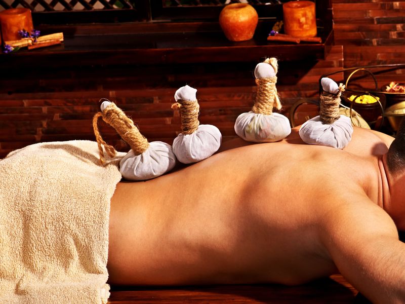 Ayurvedische Behandlung - Kräuterstempel