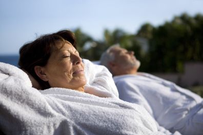 Entspannt am Pool im Wellness-Bereich