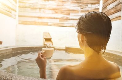 frau entspannt in therme