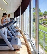 Fitness-Studio mit Ausblick im Monte da Quinta Resort