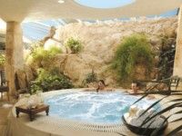 Relaxen im Whirlpool im Coral Beach Hotel & Resort