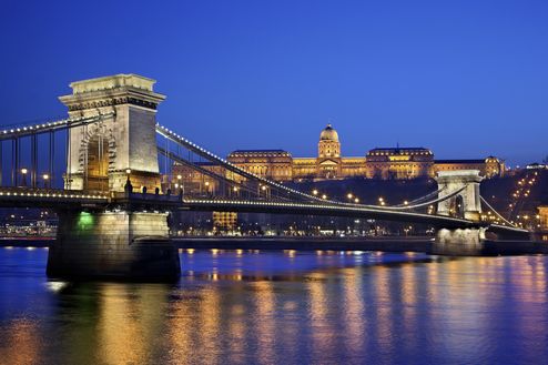 Die Kettenbrücke ist die erste von neun Brücken, die die Stadtteile Buda und Pest miteinander verbinden.