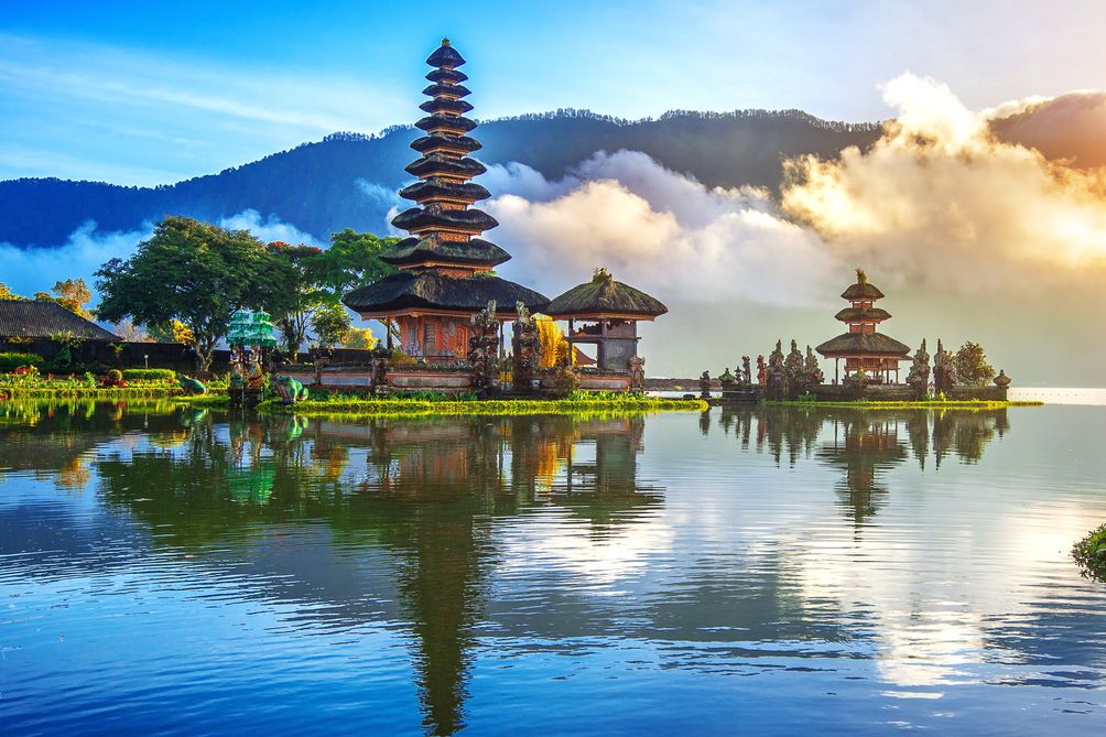 Der Puru Ulun Danu Bratan Tempel auf Bali direkt am Wasser