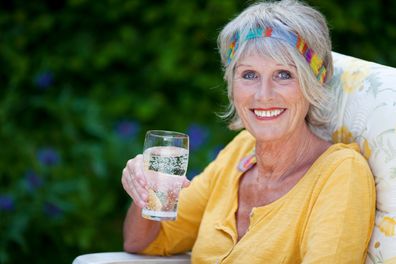 Lächelnde Frau mit Wasserglas
