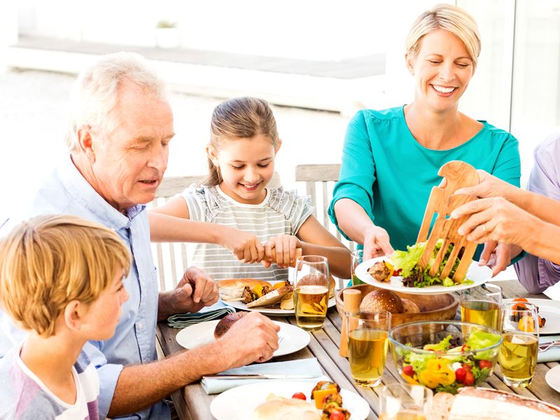 Familie gemeinsam am Tisch