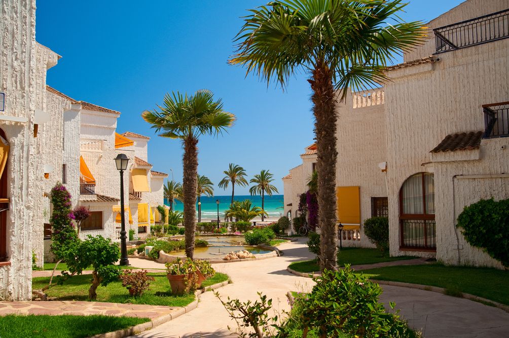 mediterrane Häuser und Palmen an der Costa del Sol