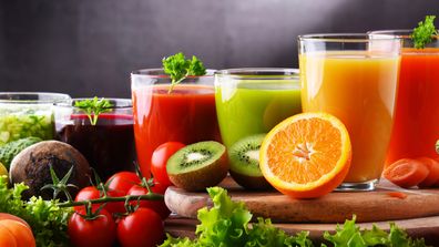 Verschiedene Frucht- und Gemüsesäfte aus natürlichen Zutaten für die Detox-Kur