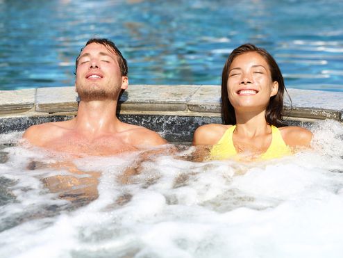 Paar beim romantischen Wellnessurlaub