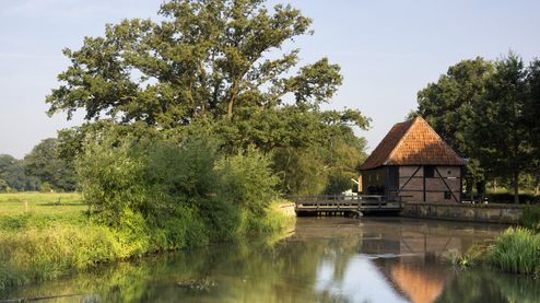 Ein kleines Häuschen an einem Fluss in Twente.