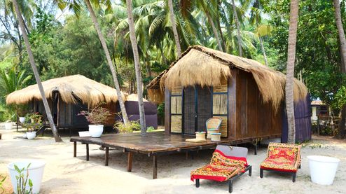 Authentische Holzhütten am Majorda Beach in Goa.