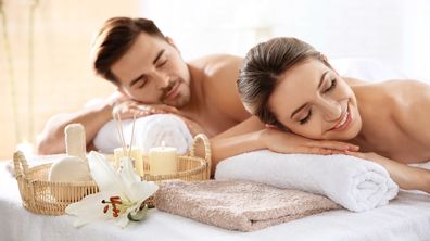 Ein Paar genießt gemeinsame Spa Momente.