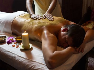 Bei der Rückenmassage wird das Gewebe gelockert, damit die Schlacken gelöst werden.