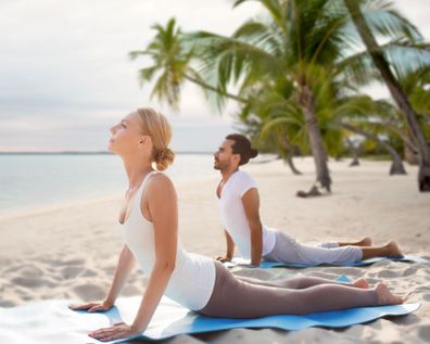 Yoga zu zweit am Strand
