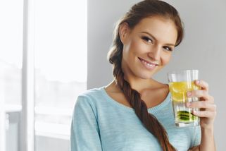 Frau genießt ein Glas Wasser