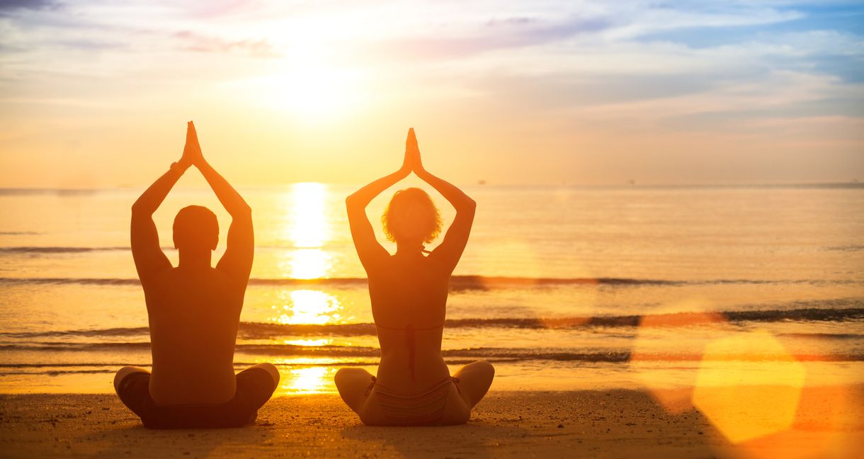 Yoga am Meer bei Sonnenuntergang