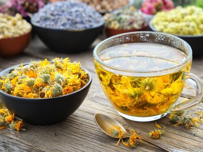 Ayurvedische Kräuter und ein Tee, der aus ihnen hergestellt werden kann.